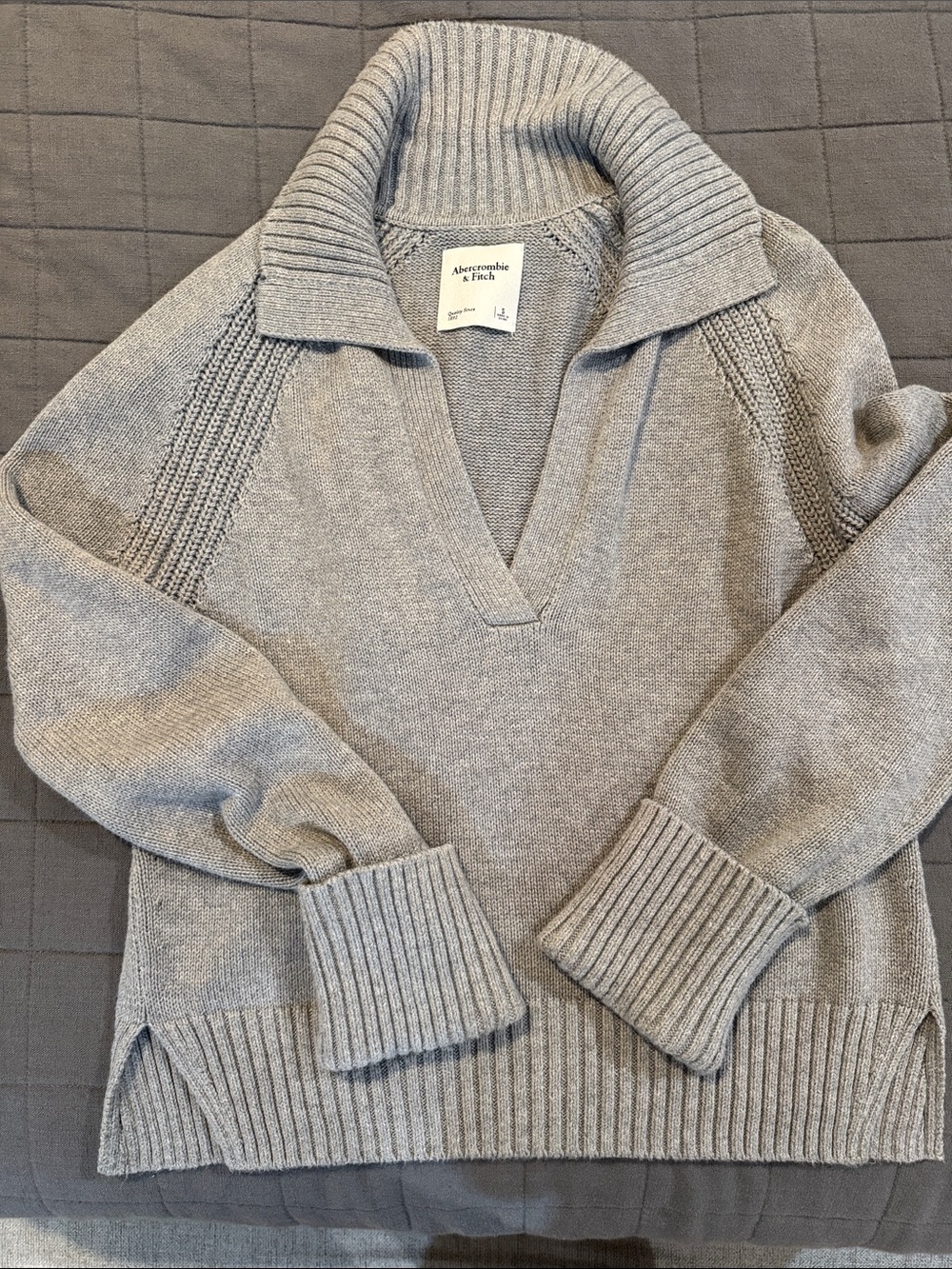 Abercrombie & Fitch Light Gray V-Neck Ribbed Collar Sweater